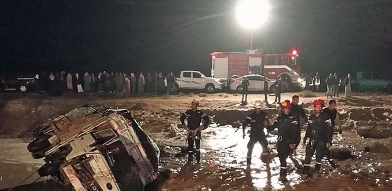 Συνολικά, 13 άνθρωποι, μεταξύ των οποίων ένας δύτης της Πολιτικής Προστασίας έχασαν τη ζωή τους λόγω των πλημμυρών