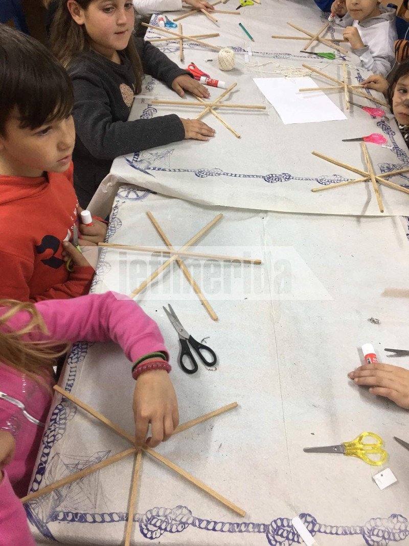 Στην Ιο μικροί και μεγάλοι έφτιαξαν μόνοι τους τους χαρταετούς τους [εικόνες] | iefimerida.gr 9