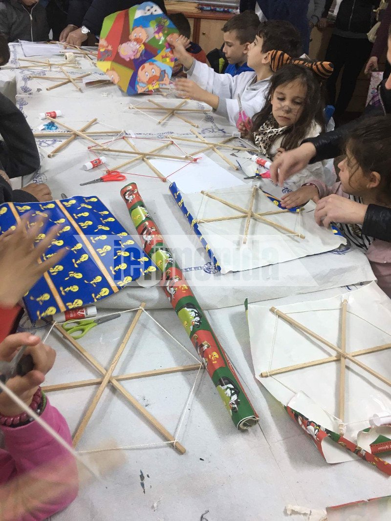 Στην Ιο μικροί και μεγάλοι έφτιαξαν μόνοι τους τους χαρταετούς τους [εικόνες] | iefimerida.gr 1