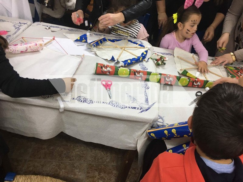 Στην Ιο μικροί και μεγάλοι έφτιαξαν μόνοι τους τους χαρταετούς τους [εικόνες] | iefimerida.gr 3