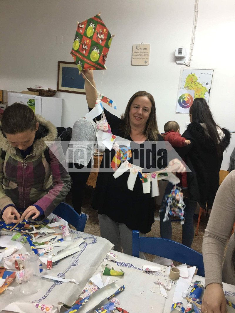 Στην Ιο μικροί και μεγάλοι έφτιαξαν μόνοι τους τους χαρταετούς τους [εικόνες] | iefimerida.gr 4