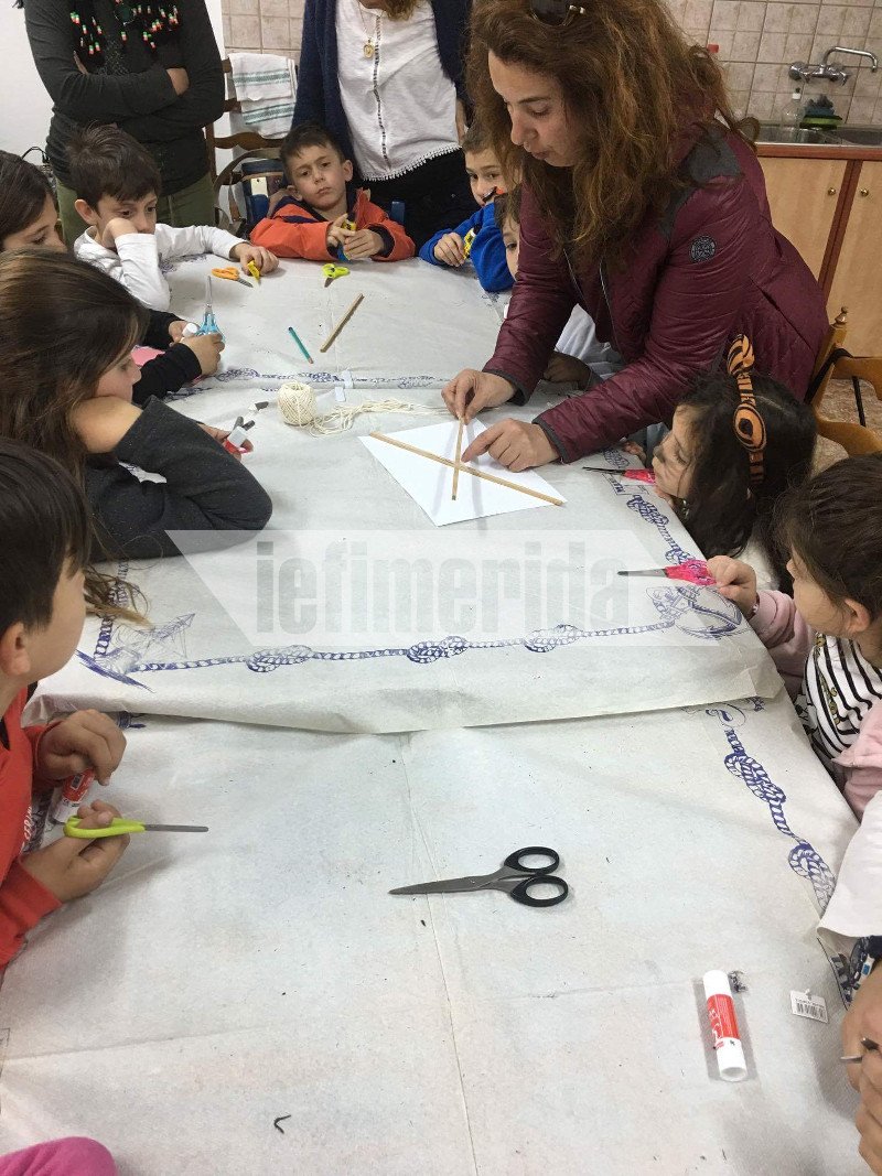 Στην Ιο μικροί και μεγάλοι έφτιαξαν μόνοι τους τους χαρταετούς τους [εικόνες] | iefimerida.gr 8
