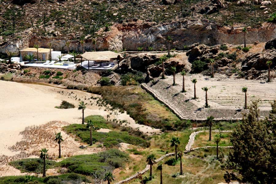 Aγγελος Mιχαλόπουλος, ο επενδυτής που μέσα σε τρία χρόνια αγόρασε τη μισή Ιο [εικόνες] | iefimerida.gr 1