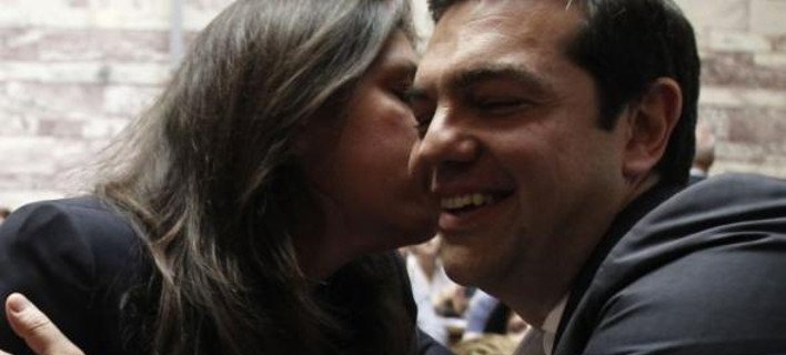 Το φιλί της Ζωής στον Τσίπρα καρέ-καρέ [εικόνες] | iefimerida.gr 0