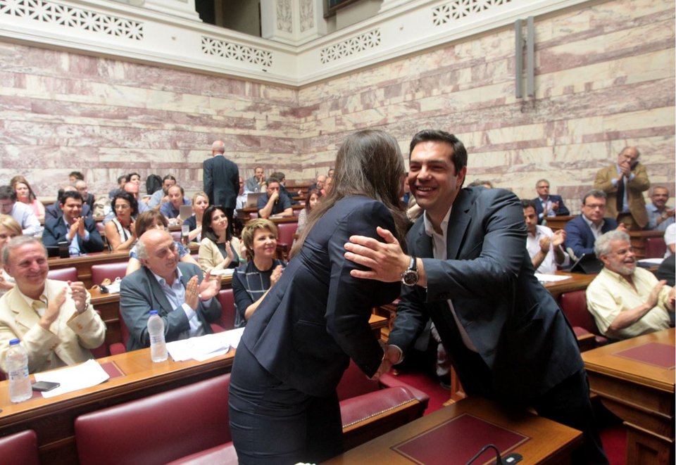 Κόπηκαν τα γέλια στον ΣΥΡΙΖΑ: Βλοσυρά βλέμματα, ύφος συνωμοτικό και άφθονη ...δραχμή [εικόνες] | iefimerida.gr 15