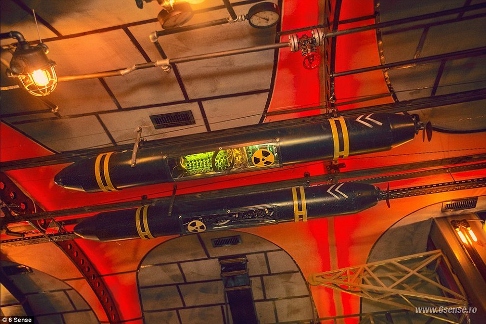 Τορπίλες, ναυτικοί χάρτες και περισκόπια - Ενα μπαρ υποβρύχιο ταξιδεύει τους θαμώνες [εικόνες]  | iefimerida.gr 2