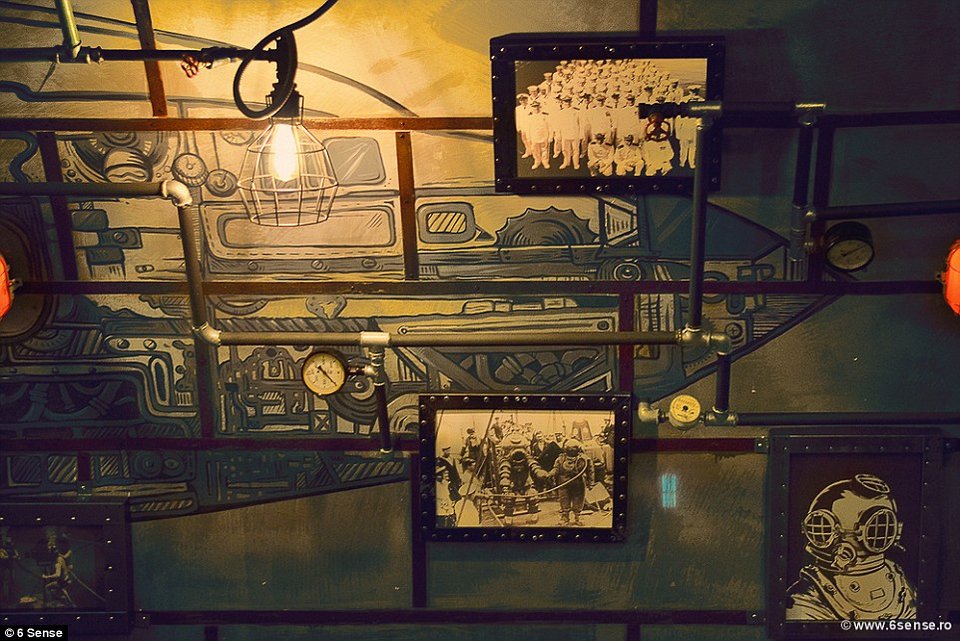 Τορπίλες, ναυτικοί χάρτες και περισκόπια - Ενα μπαρ υποβρύχιο ταξιδεύει τους θαμώνες [εικόνες]  | iefimerida.gr 3