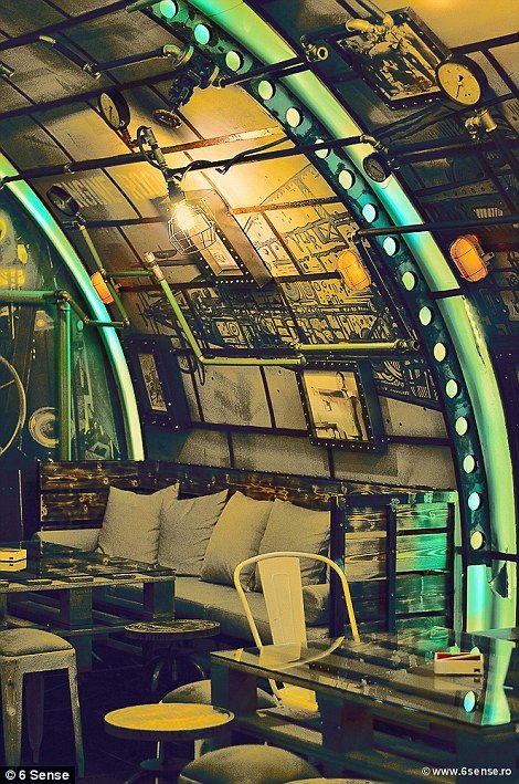 Τορπίλες, ναυτικοί χάρτες και περισκόπια - Ενα μπαρ υποβρύχιο ταξιδεύει τους θαμώνες [εικόνες]  | iefimerida.gr 5