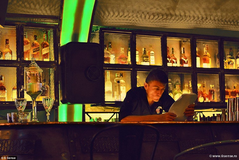 Τορπίλες, ναυτικοί χάρτες και περισκόπια - Ενα μπαρ υποβρύχιο ταξιδεύει τους θαμώνες [εικόνες]  | iefimerida.gr 6