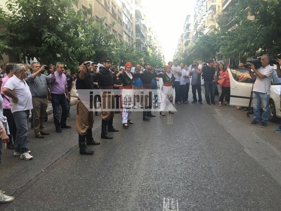 Εργαζόμενοι των νοσοκομείων, ντυμένοι φυλακισμένοι, κάνουν «έρανο» έξω από το υπ. Υγείας [εικόνες] | iefimerida.gr 1