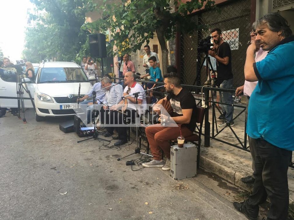 Εργαζόμενοι των νοσοκομείων, ντυμένοι φυλακισμένοι, κάνουν «έρανο» έξω από το υπ. Υγείας [εικόνες] | iefimerida.gr 2