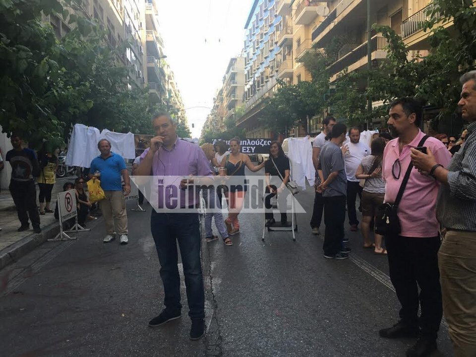 Εργαζόμενοι των νοσοκομείων, ντυμένοι φυλακισμένοι, κάνουν «έρανο» έξω από το υπ. Υγείας [εικόνες] | iefimerida.gr 6