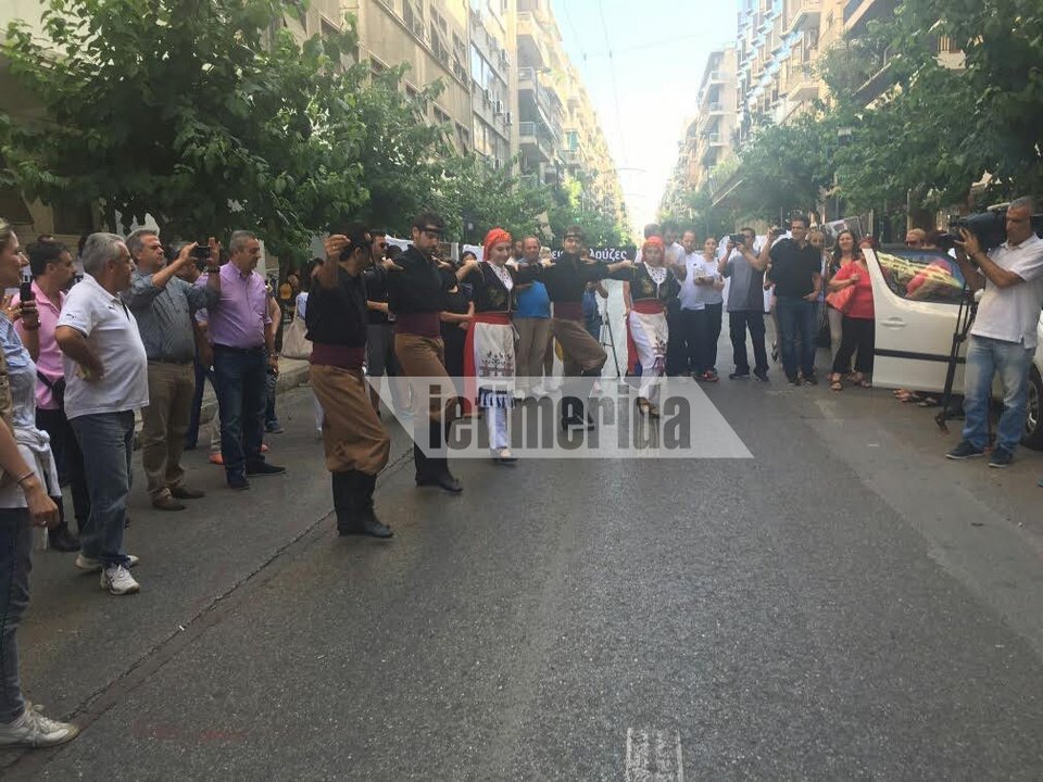 Εργαζόμενοι των νοσοκομείων, ντυμένοι φυλακισμένοι, κάνουν «έρανο» έξω από το υπ. Υγείας [εικόνες] | iefimerida.gr 7