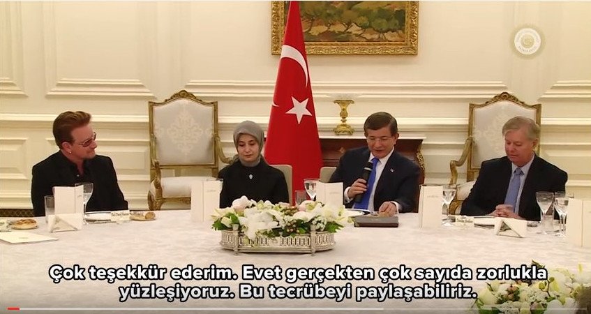 Μπόνο: Η στάση της Τουρκίας στο προσφυγικό είναι μάθημα για τον κόσμο [εικόνες&βίντεο] | iefimerida.gr 0