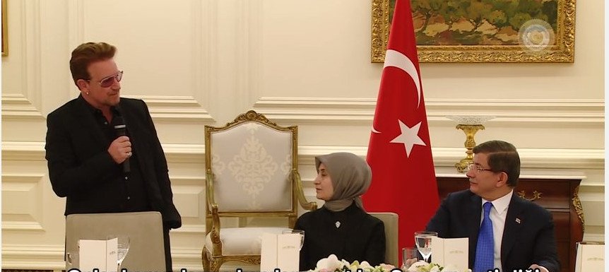 Μπόνο: Η στάση της Τουρκίας στο προσφυγικό είναι μάθημα για τον κόσμο [εικόνες&βίντεο] | iefimerida.gr 1