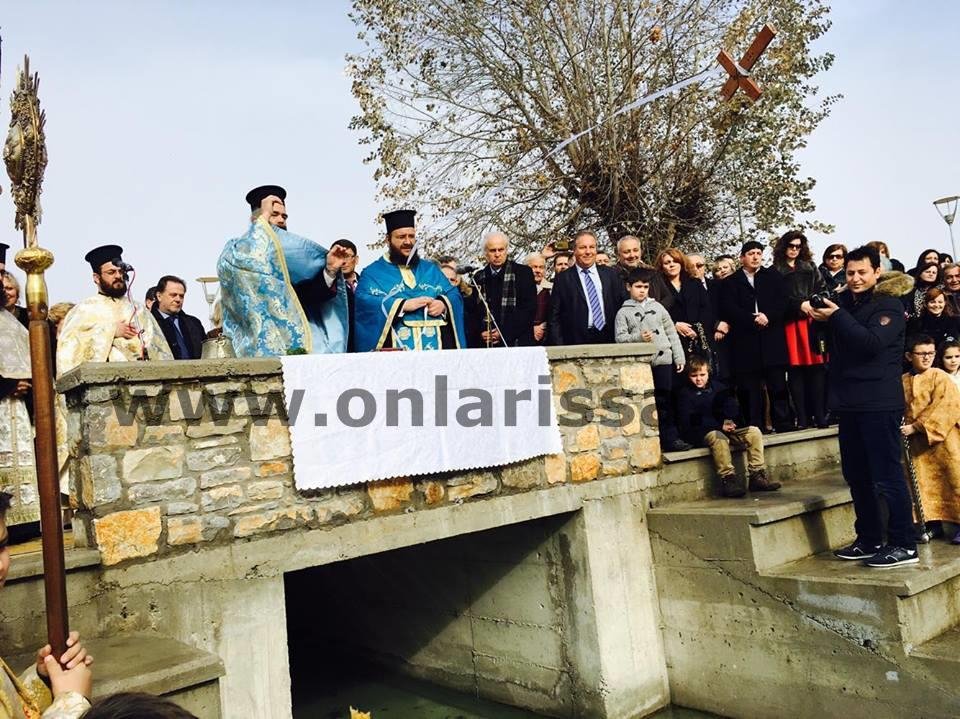 Πιάστηκαν στα χέρια δύο άνδρες στα Φάρσαλα για τον... Σταυρό – Τους χώρισε αστυνομικός [εικόνες] | iefimerida.gr 0