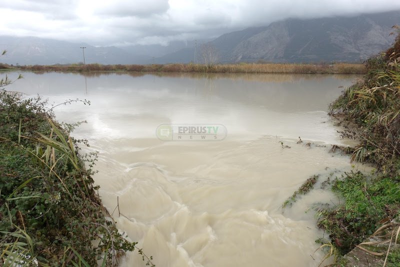 Σε απόγνωση αγρότες και κτηνοτρόφοι στην Ηπειρο με τις πλημμύρες: Κάθε χρόνο έχουμε τα ίδια [εικόνες] | iefimerida.gr 1