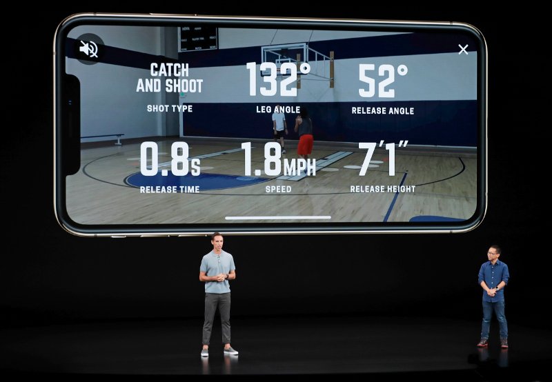 Φεμινίστριες τα βάζουν με τα νέα iPhone- Είναι πολύ μεγάλα για τα χέρια μας [εικόνες] | iefimerida.gr 1