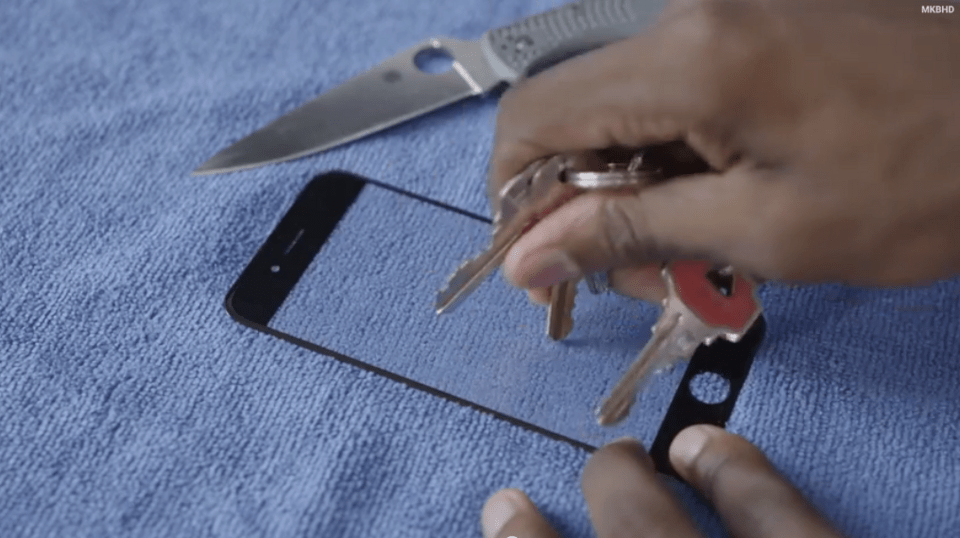 Η απίστευτης αντοχής οθόνη του iPhone 6 -Δεν παθαίνει τίποτα [εικόνες & βίντεο] | iefimerida.gr 4