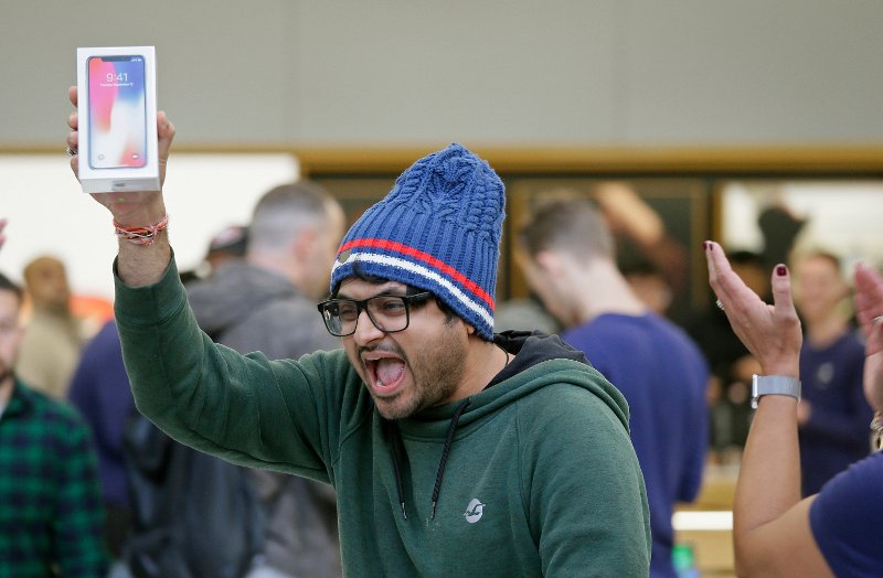 Συνωστισμός σε ουρές σε όλο τον κόσμο για την αγορά του iPhone X των 1.000 ευρώ [εικόνες] | iefimerida.gr 0