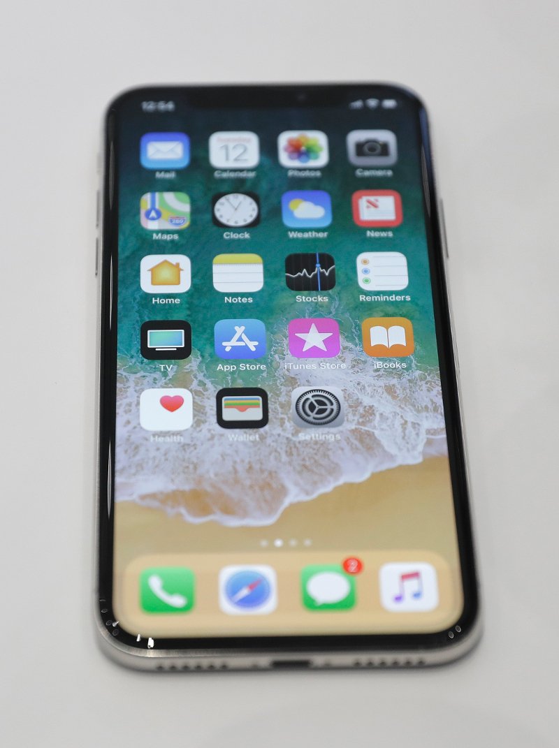 Ξεφεύγει το νέο iPhone X -Κοστίζει πάνω από 1.100 ευρώ, χωρίς ακουστικά και φορτιστή! Πόσο κάνουν | iefimerida.gr 0