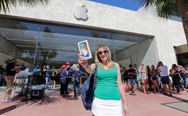 Συνωστισμός σε ουρές σε όλο τον κόσμο για την αγορά του iPhone X των 1.000 ευρώ [εικόνες] | iefimerida.gr 2