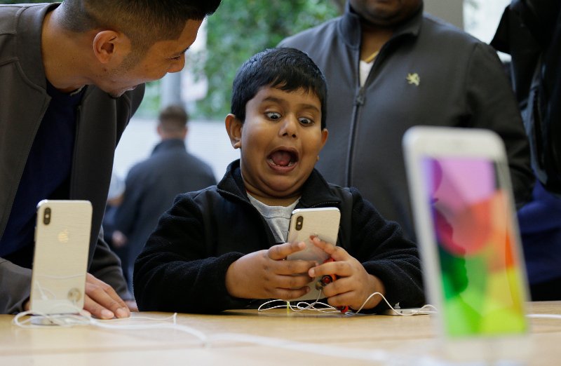 Συνωστισμός σε ουρές σε όλο τον κόσμο για την αγορά του iPhone X των 1.000 ευρώ [εικόνες] | iefimerida.gr 1