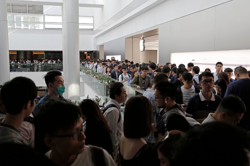 Συνωστισμός σε ουρές σε όλο τον κόσμο για την αγορά του iPhone X των 1.000 ευρώ [εικόνες] | iefimerida.gr 5