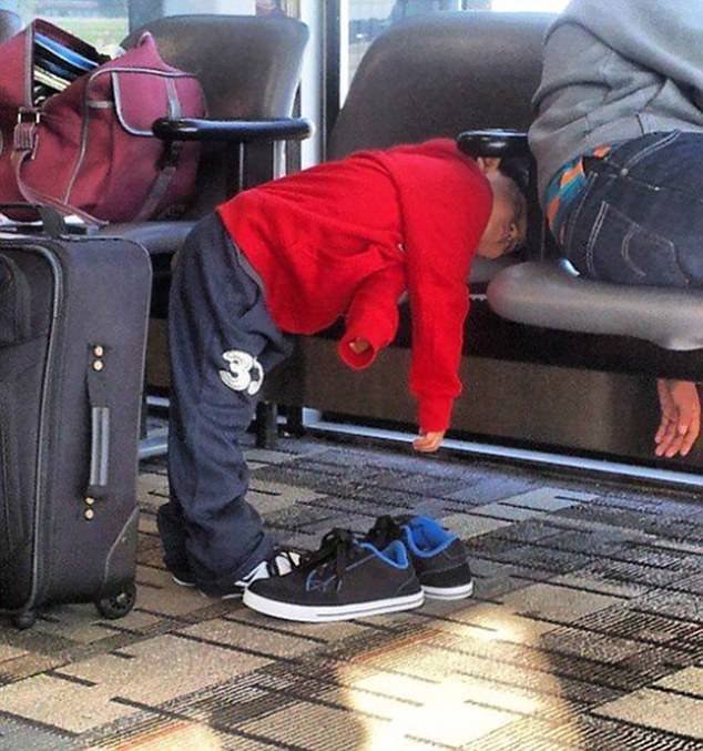 Απόδειξη: Τα παιδιά είναι ικανά να κοιμηθούν οπουδήποτε - Ακόμη και όρθια [εικόνες] | iefimerida.gr 2