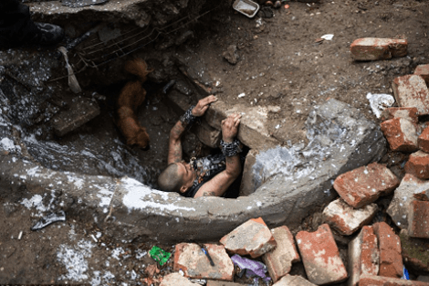 Οι άθλιοι της Ευρώπης: Αρρωστοι και άποροι έχουν κάνει σπίτι τους το δίκτυο των υπονόμων -Μια πόλη κάτω από τους δρόμους [εικόνες] | iefimerida.gr 1