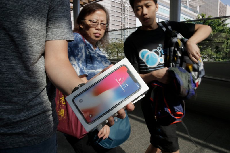 Συνωστισμός σε ουρές σε όλο τον κόσμο για την αγορά του iPhone X των 1.000 ευρώ [εικόνες] | iefimerida.gr 6