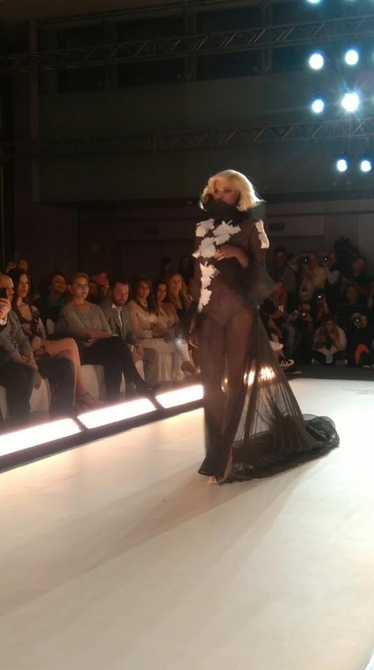Η Τζούλια Αλεξανδράτου ξανά στην πασαρέλα με σιθρού φόρεμα [εικόνες] | iefimerida.gr 2