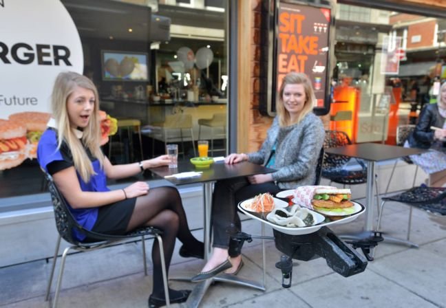 Ο ιπτάμενος δίσκος λύνει τα χέρια των σερβιτόρων και... τρελαίνει τους πελάτες [εικόνες] | iefimerida.gr 0