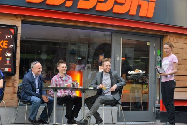 Ο ιπτάμενος δίσκος λύνει τα χέρια των σερβιτόρων και... τρελαίνει τους πελάτες [εικόνες] | iefimerida.gr 1