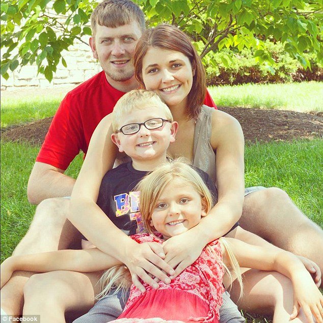 Σύζυγος σοκάρει: Φωτογραφίζεται χαμογελαστή με τα παιδιά της δίπλα στο ανοιχτό φέρετρο του άνδρα της [εικόνες]  | iefimerida.gr 1