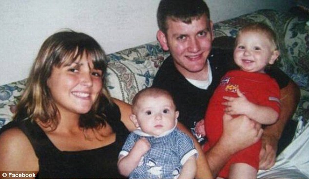 Σύζυγος σοκάρει: Φωτογραφίζεται χαμογελαστή με τα παιδιά της δίπλα στο ανοιχτό φέρετρο του άνδρα της [εικόνες]  | iefimerida.gr 2