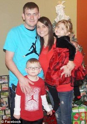 Σύζυγος σοκάρει: Φωτογραφίζεται χαμογελαστή με τα παιδιά της δίπλα στο ανοιχτό φέρετρο του άνδρα της [εικόνες]  | iefimerida.gr 3