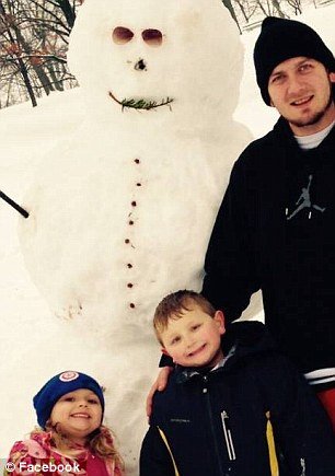 Σύζυγος σοκάρει: Φωτογραφίζεται χαμογελαστή με τα παιδιά της δίπλα στο ανοιχτό φέρετρο του άνδρα της [εικόνες]  | iefimerida.gr 5