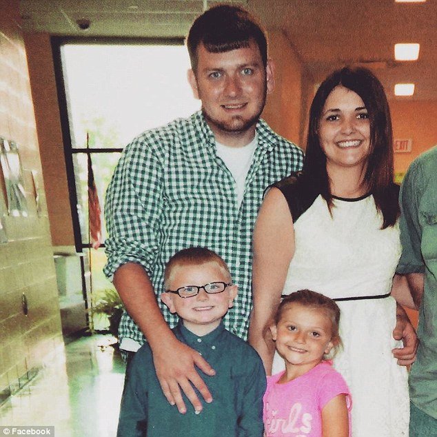 Σύζυγος σοκάρει: Φωτογραφίζεται χαμογελαστή με τα παιδιά της δίπλα στο ανοιχτό φέρετρο του άνδρα της [εικόνες]  | iefimerida.gr 4