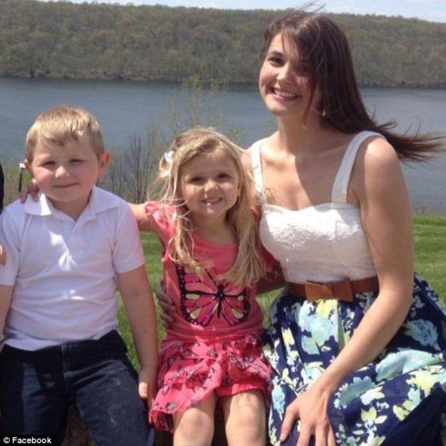 Σύζυγος σοκάρει: Φωτογραφίζεται χαμογελαστή με τα παιδιά της δίπλα στο ανοιχτό φέρετρο του άνδρα της [εικόνες]  | iefimerida.gr 6