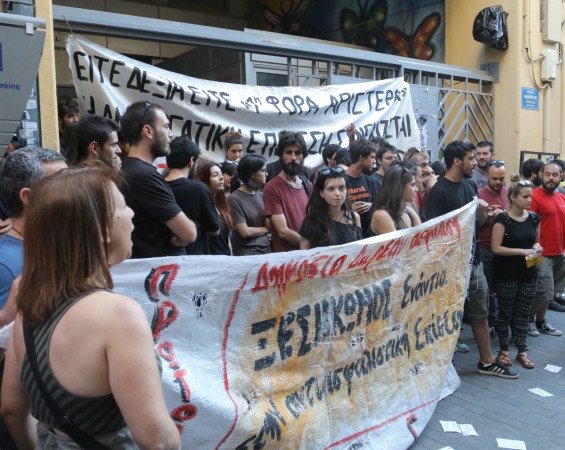 Αναβλήθηκε η ομιλία Κατρούγκαλου στο Ηράκλειο -Πολίτες απέκλεισαν την είσοδο [εικόνες]  | iefimerida.gr 0