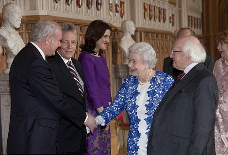 Ενας πρώην διοικητής του ΙRΑ στο παλάτι με την βασίλισσα Ελισάβετ: Πώς αλλάζουν οι καιροί [εικόνες] | iefimerida.gr 0