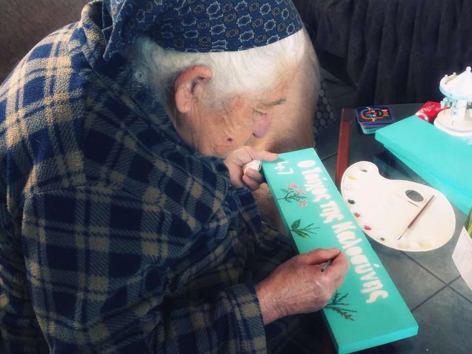 Η 81χρονη που βοηθάει όσους έχουν ανάγκη, ζωγραφίζοντας [εικόνες] | iefimerida.gr 1