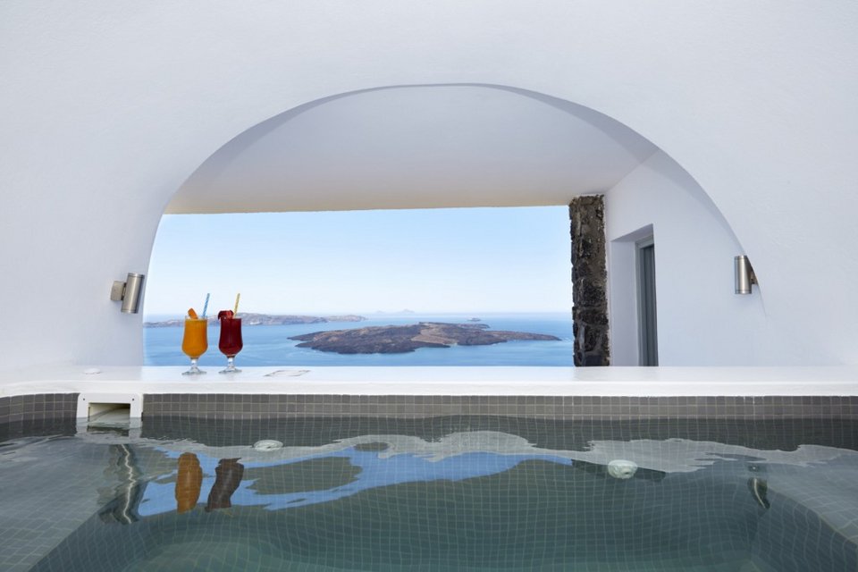 Ταξιδιωτικό site βρήκε το ξενοδοχείο στη Σαντορίνη με την καλύτερη θέα στην Καλντέρα [εικόνες] | iefimerida.gr 1