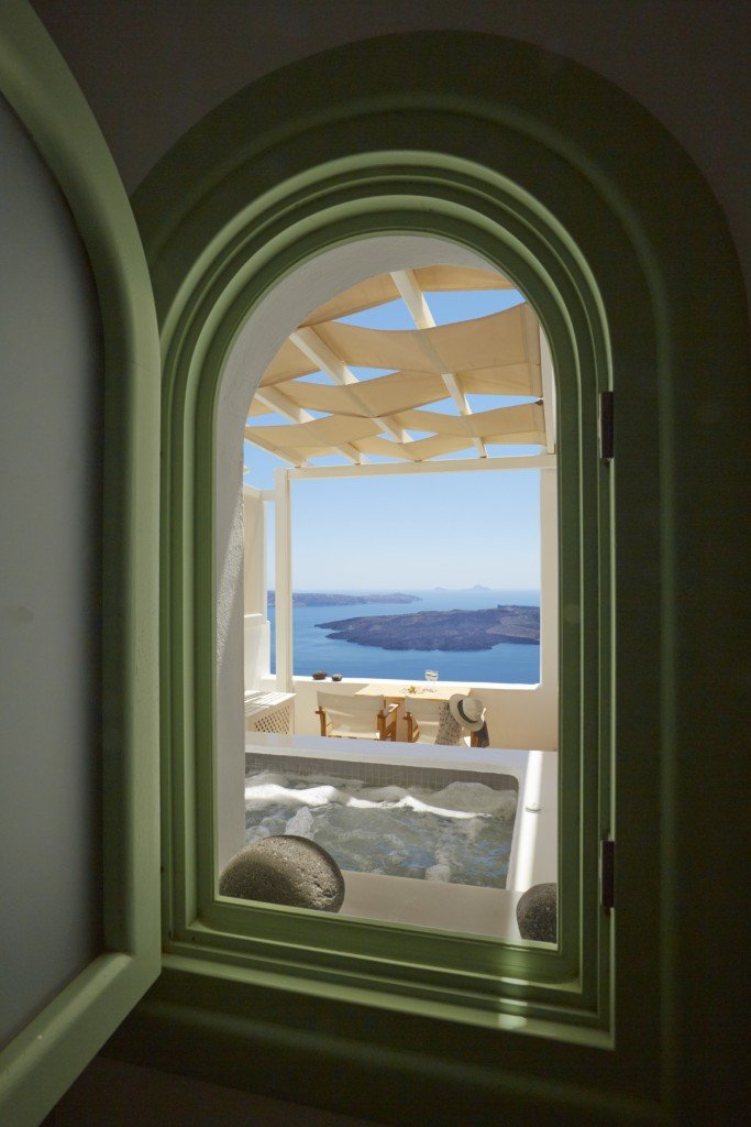 Ταξιδιωτικό site βρήκε το ξενοδοχείο στη Σαντορίνη με την καλύτερη θέα στην Καλντέρα [εικόνες] | iefimerida.gr 2