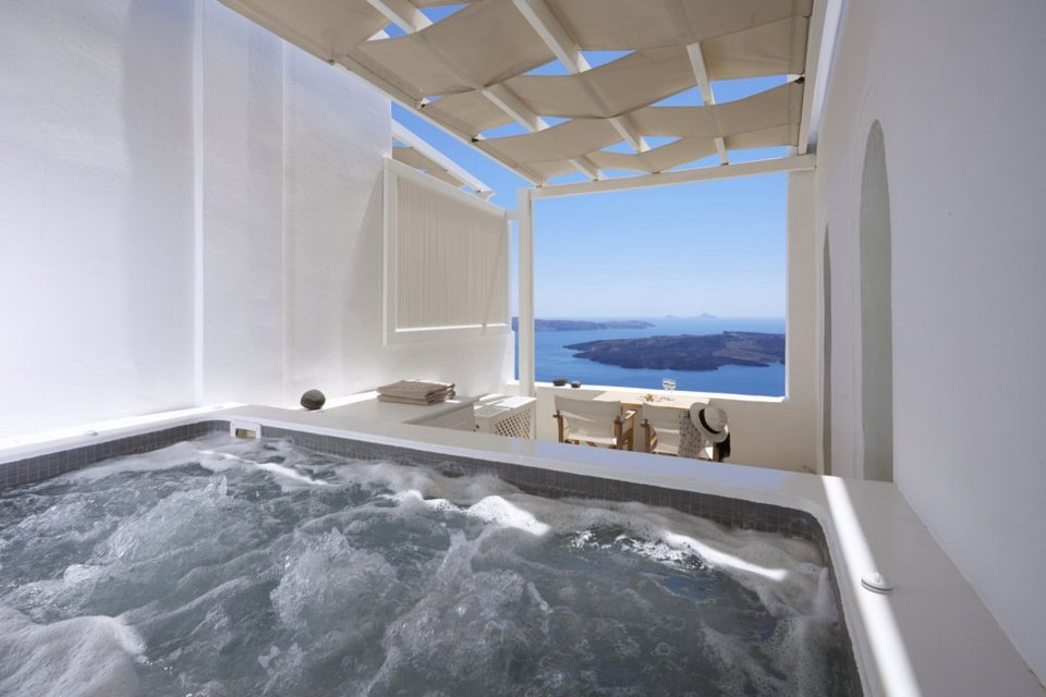 Ταξιδιωτικό site βρήκε το ξενοδοχείο στη Σαντορίνη με την καλύτερη θέα στην Καλντέρα [εικόνες] | iefimerida.gr 3