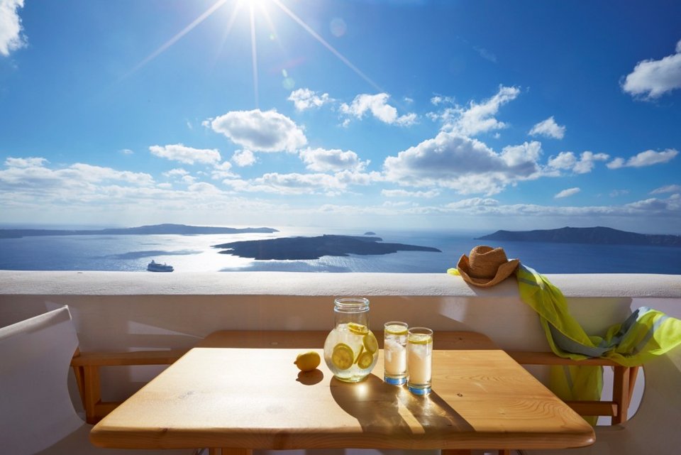 Ταξιδιωτικό site βρήκε το ξενοδοχείο στη Σαντορίνη με την καλύτερη θέα στην Καλντέρα [εικόνες] | iefimerida.gr 4