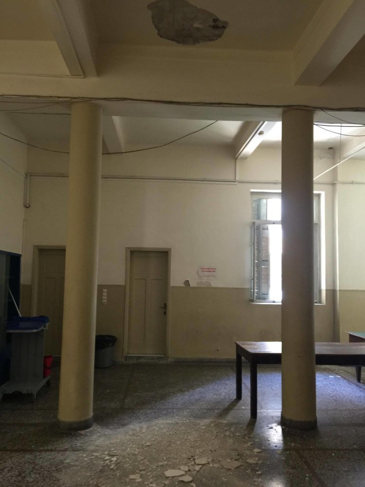 Ξεκόλλησαν και έπεσαν οι σοφάδες από το ταβάνι στο δικαστήριο Ηρακλείου [εικόνα] | iefimerida.gr 0