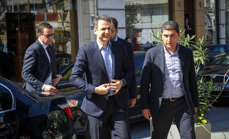 Στο Ηράκλειο ο Μητσοτάκης: Του είπαν μαντινάδες, τον κέρασαν ρακές [εικόνες] | iefimerida.gr 0