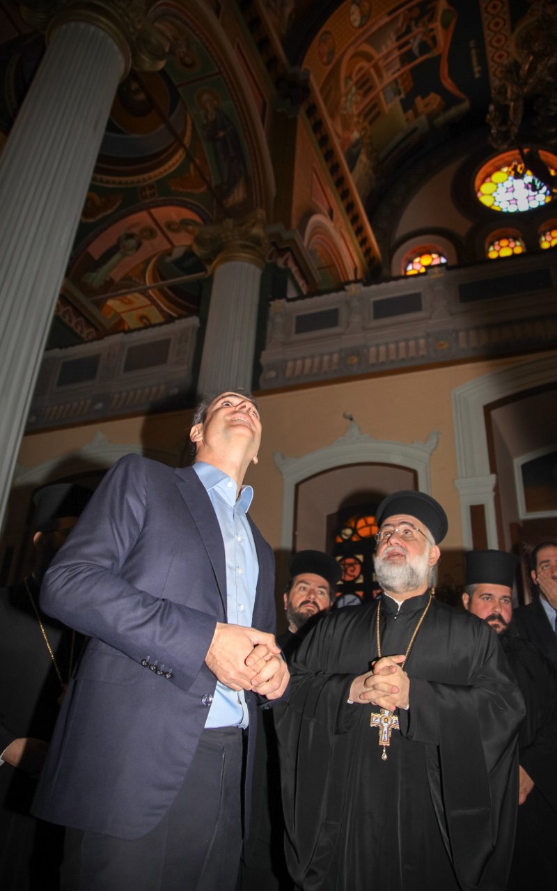 Στο Ηράκλειο ο Μητσοτάκης: Του είπαν μαντινάδες, τον κέρασαν ρακές [εικόνες] | iefimerida.gr 8